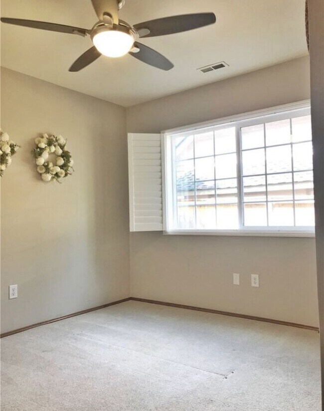 Building Photo - Open, bright and roomy with private backyard