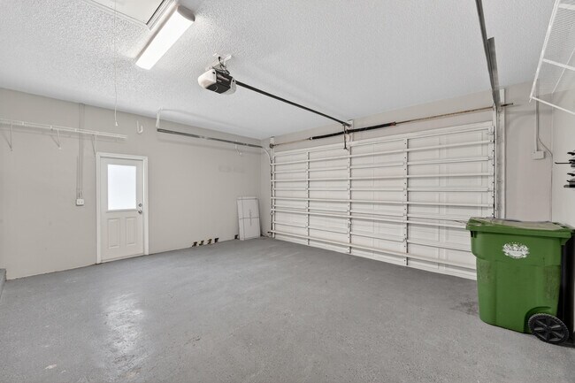 Building Photo - 3043 Lakewood Dr