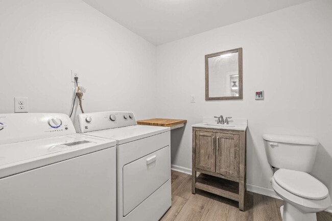 Building Photo - "Charming 3-Bedroom, 2.5-Bath Home Now Ava...