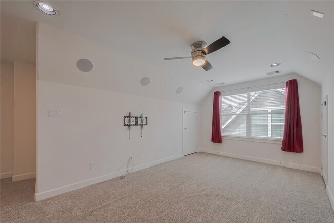 Building Photo - 854 W 20th St