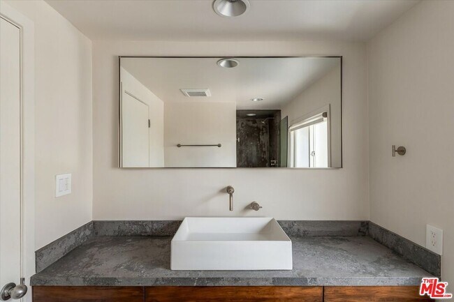 Building Photo - 2412 Canyon Oak Dr