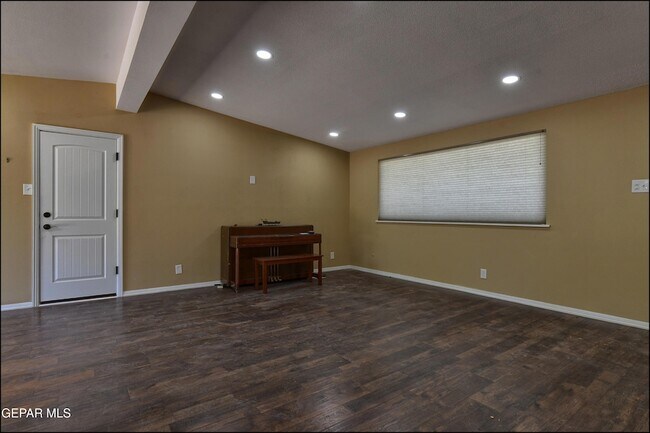 Building Photo - 408 Crane Ave