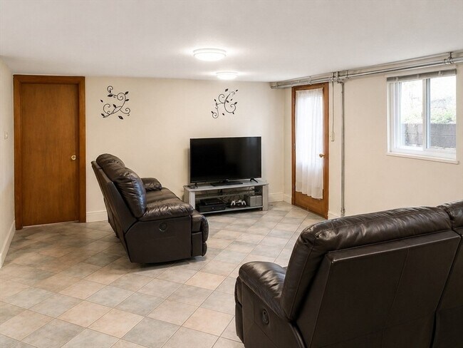 Building Photo - 24 Bencliffe Cir