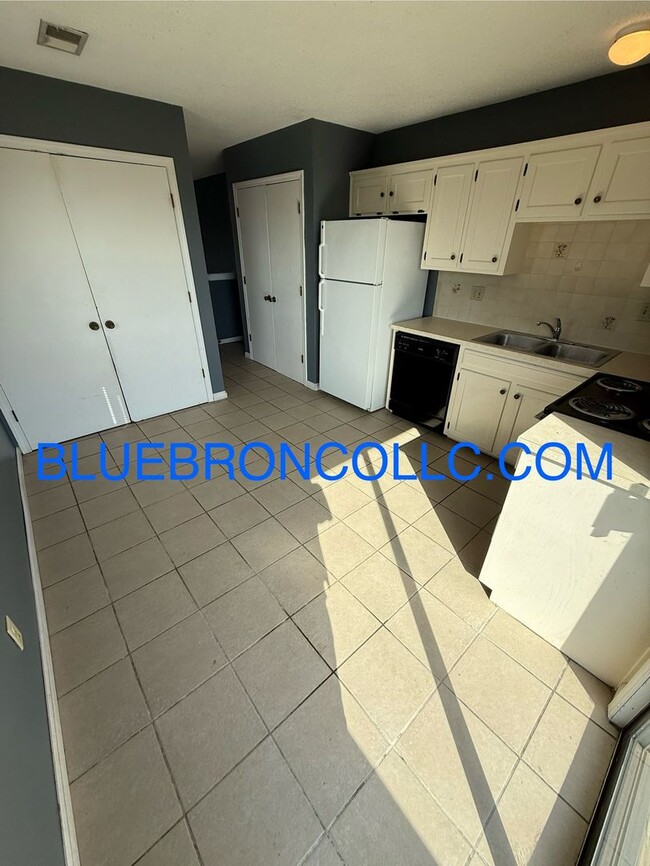 Building Photo - Cute 2 bedroom 1 bathroom home with a 1 ca...