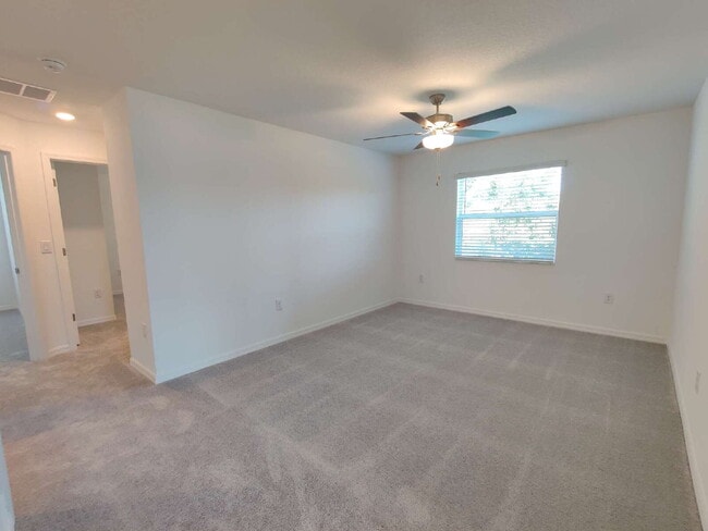 Building Photo - Spacious End-Unit Townhouse in FishHawk Ranch | Top-Rated Schools