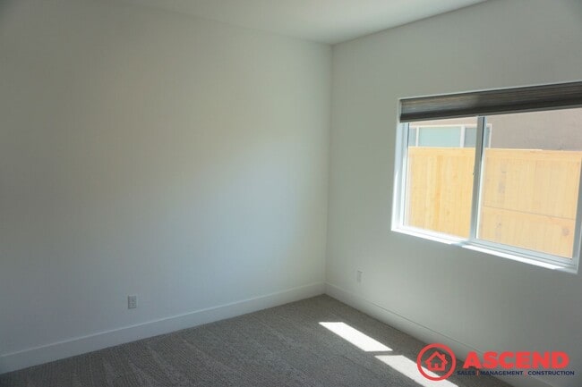 Building Photo - Gorgeous new build home located off 7th St...
