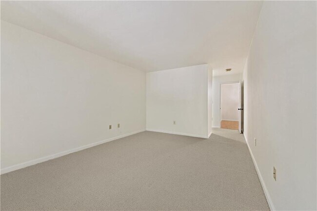 Building Photo - 2201 Pine Heights Dr NE