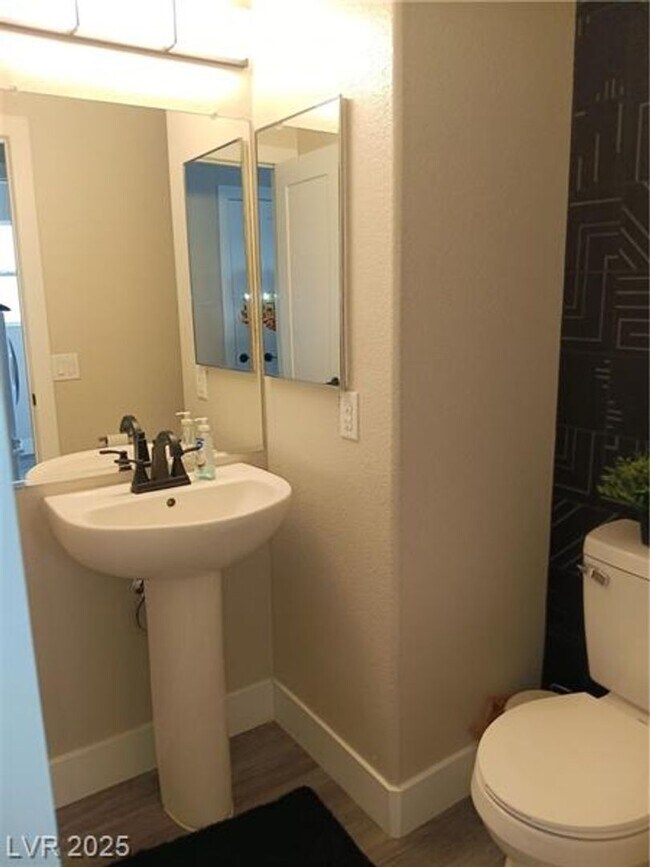 Building Photo - COMING SOON! NORTHWEST GEM! SPACIOUS HOME ...