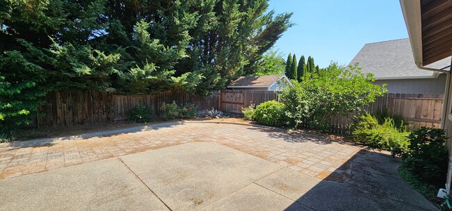 Building Photo - Open Concept Living Close to Downtown Gran...