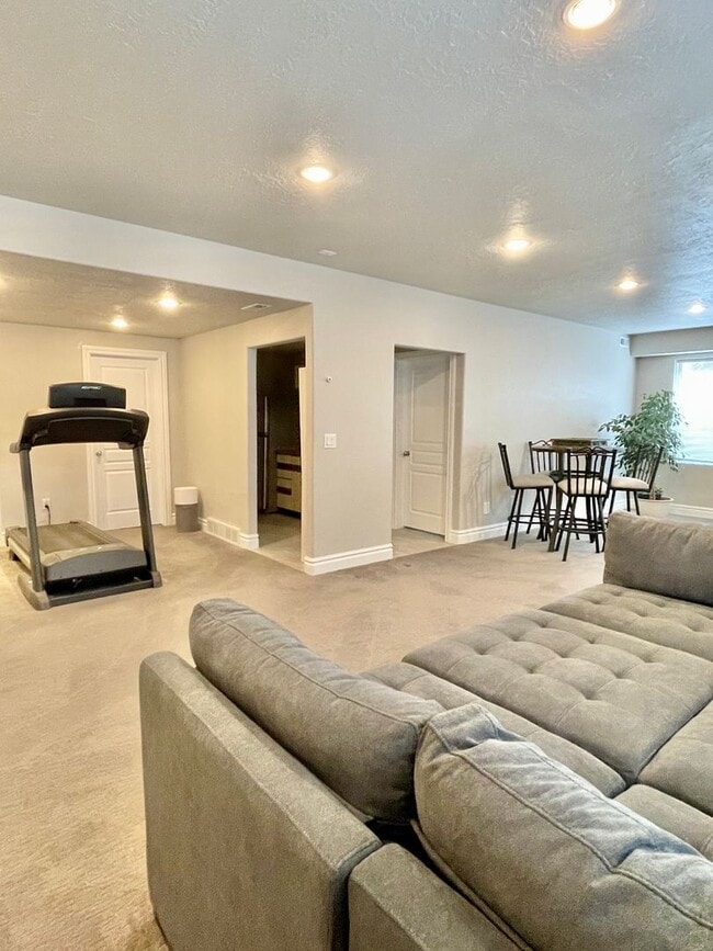 Building Photo - Luxury Fully Furnished 4-Bedroom Home for Rent – Clinton, Utah