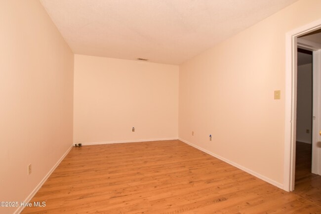 Building Photo - 103 Twinwood Dr