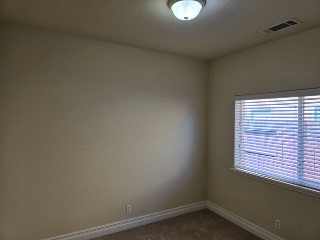 Building Photo - 105 Sterling Oaks Dr