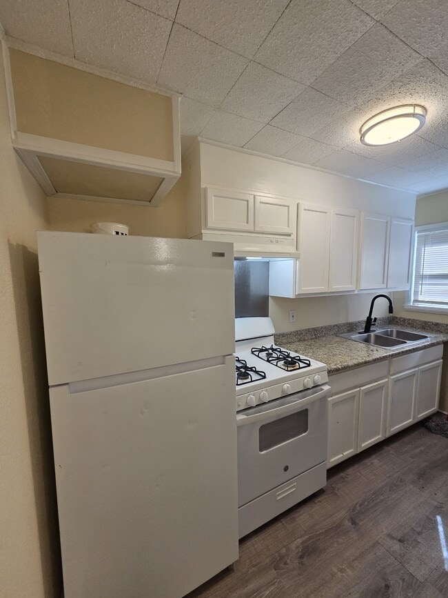 Building Photo - 401 W Dewey Ave