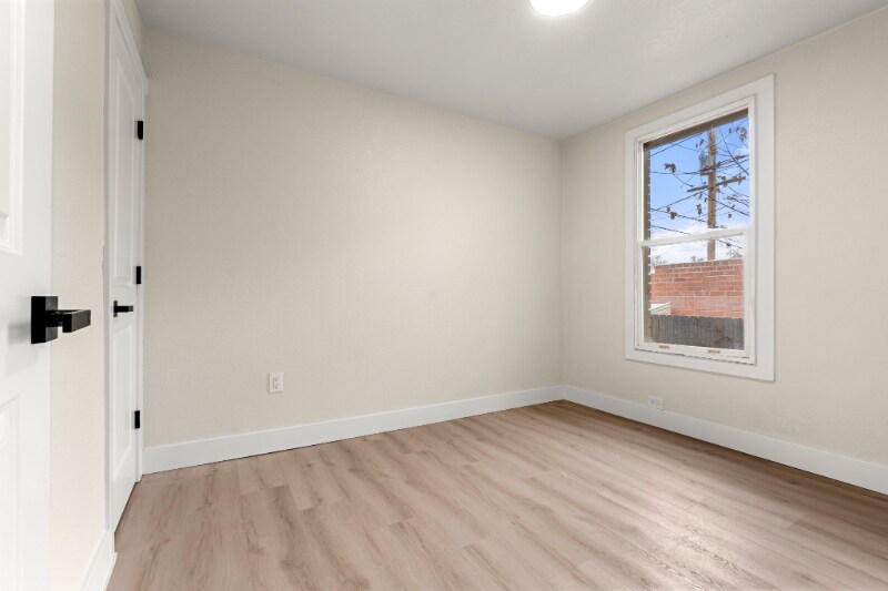 Building Photo - 706 E Dakota Ave