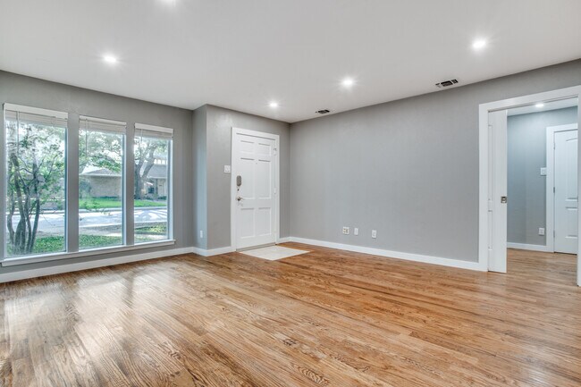 Building Photo - 9810 Crest Meadow Dr