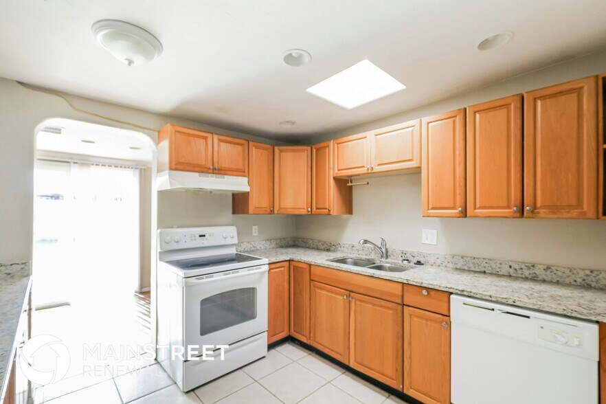 Building Photo - 7956 E Victoria Dr