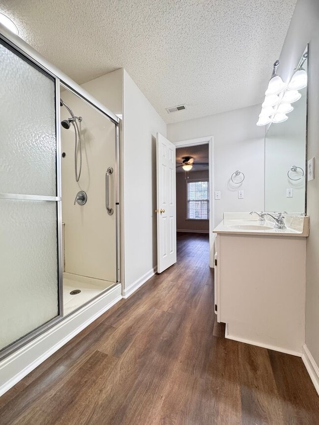 Building Photo - 2BR 2BA One Level Townhome with Garage