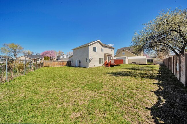 Building Photo - 2255 Red Robin Rd