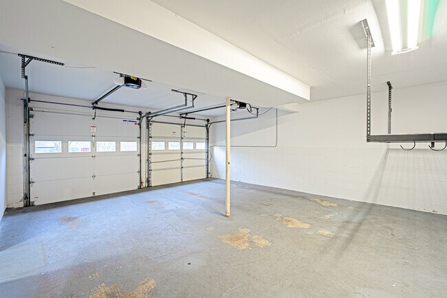 Building Photo - 9705 Locust Hill Dr