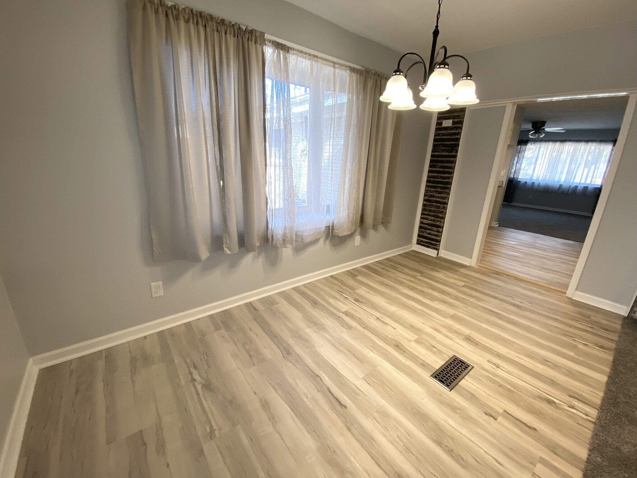 Large dining area in fam. rm. - 20 Mesa Rd
