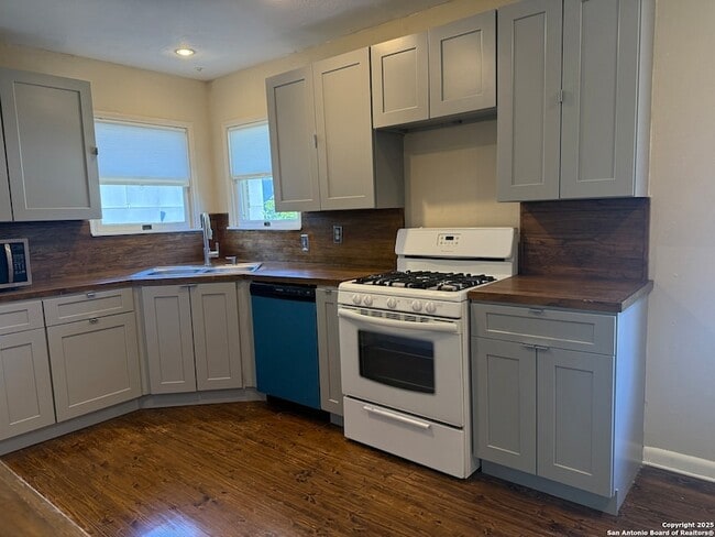 Building Photo - 123 Marcia Pl