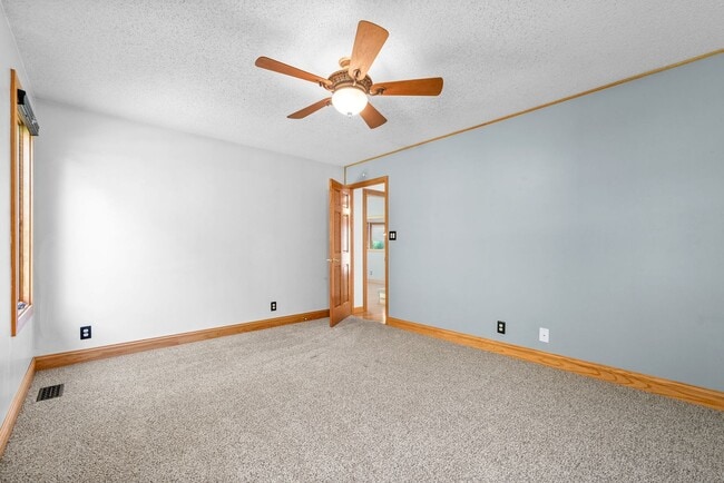Building Photo - Pet Friendly Three Bedroom!