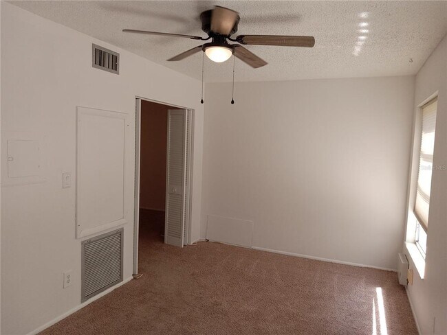 Building Photo - 2427 Rhodesian Dr