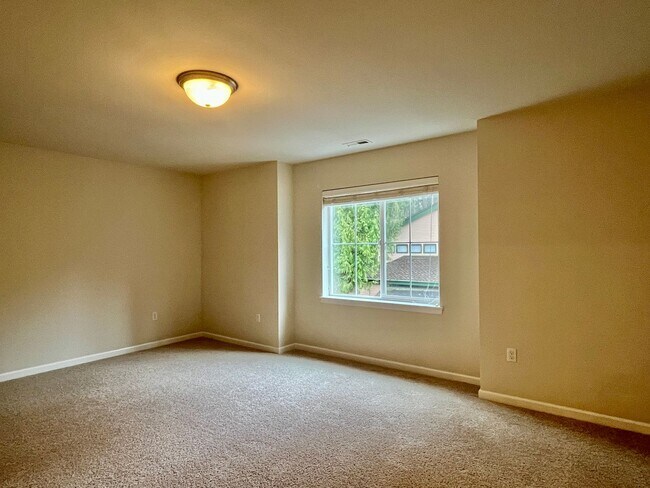 Building Photo - Spacious 5-Bedroom Home for Rent in Kenmore