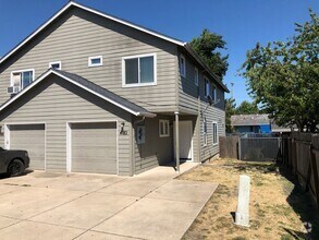 Building Photo - Newer 4 bed 2.5 bath duplex