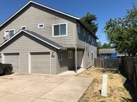 Building Photo - Newer 4 bed 2.5 bath duplex