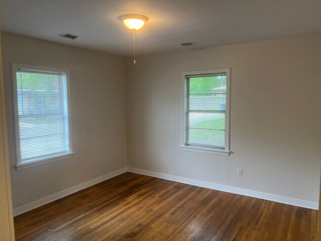 Building Photo - 3 Bed 1 Bath Home