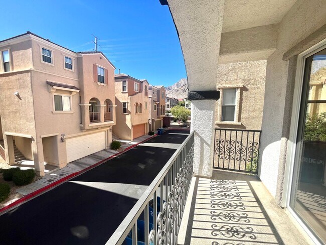 Building Photo - **$800 OFF MOVE IN BY 11/14/25**Spacious T...