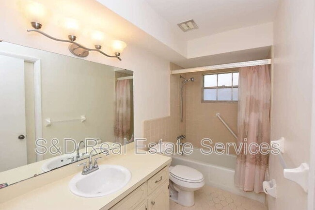 Building Photo - 204 Chaucer Ln
