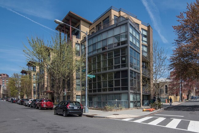 Building Photo - 2 bedroom 2 bath condo in Adams Morgan
