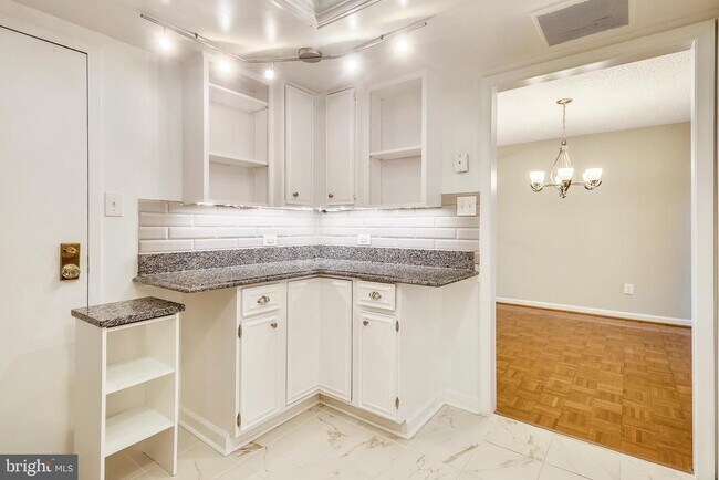 Building Photo - 1101 S Arlington Ridge Rd