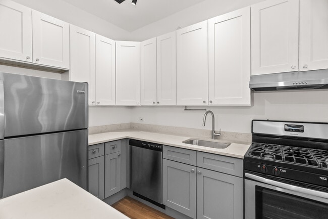 Building Photo - 2030 N Oakley Ave