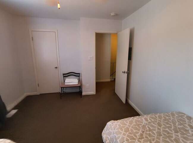 Building Photo - AVAILABLE NOVEMBER 1ST! Cute updated 2 bed...
