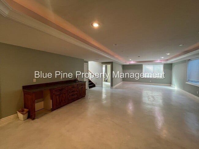 Building Photo - 8426 S Black Hawk Dr