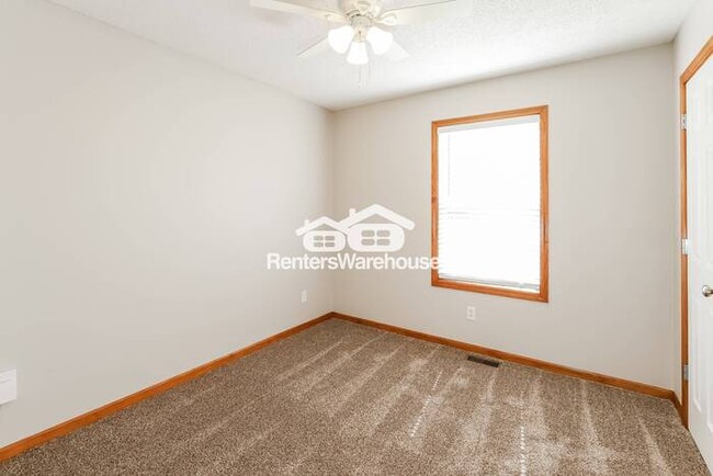 Building Photo - 3 Bed 2.5 Bath Raymore Beauty!