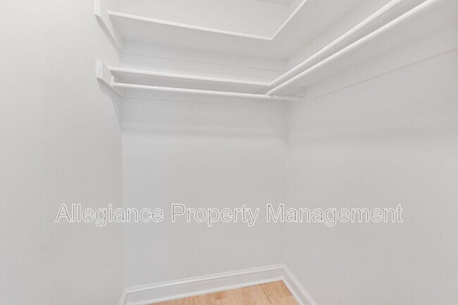 Building Photo - 1732 W Abingdon Dr