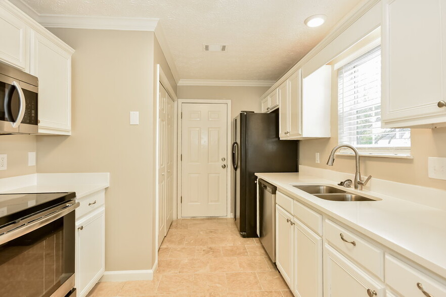 Building Photo - 1400 Micheles Way