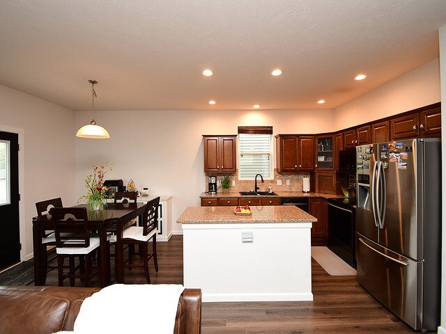 Building Photo - 14902 Mormon St