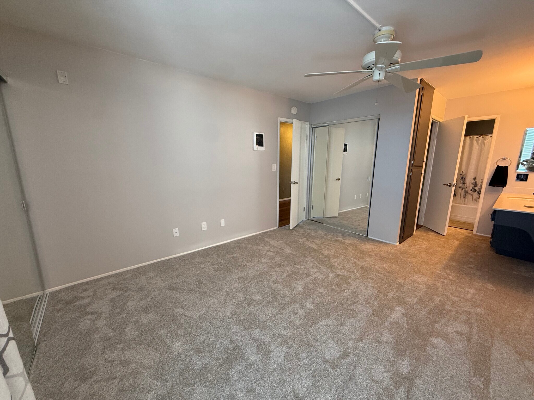 Building Photo - 6930 Hyde Park Dr