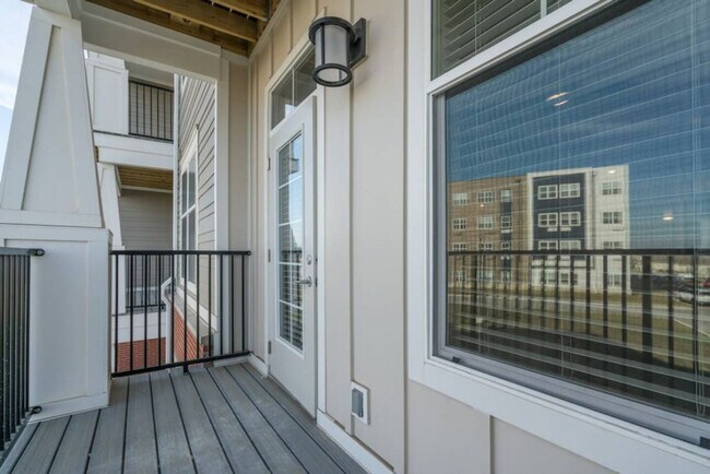 Building Photo - 5775 Sunrise Wy