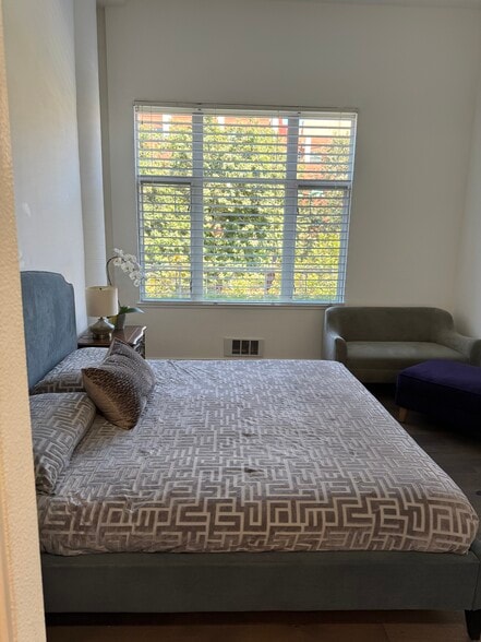 Master bedroom - 5855 Horton St