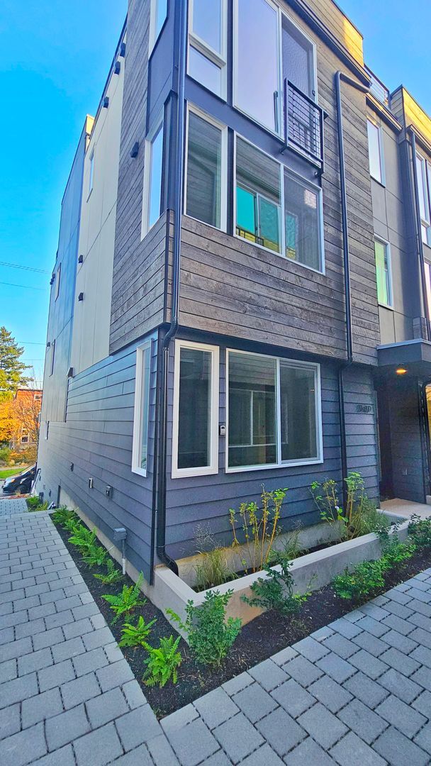 Building Photo - Brand New 2 Bed 2 Bath Townhome in North B...