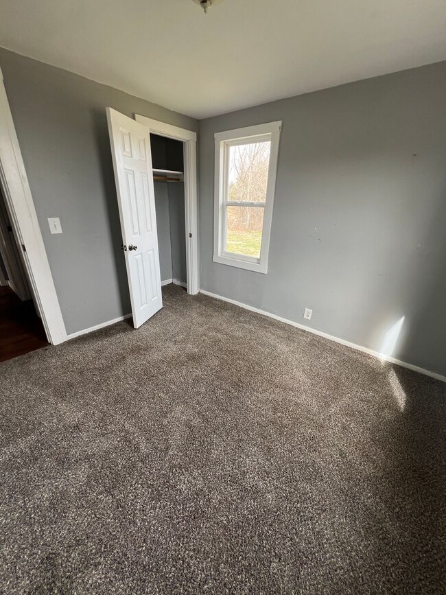 Building Photo - 3 bedroom/1 bathroom house