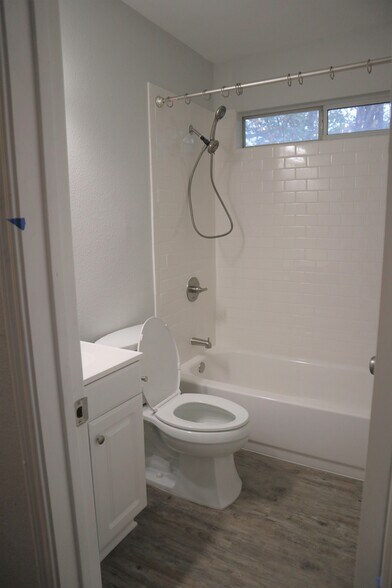 Upstairs Hallway Bathroom - 1105 sorrel ct