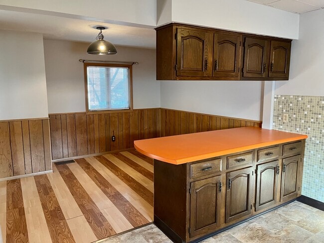 Building Photo - 911 N Center St