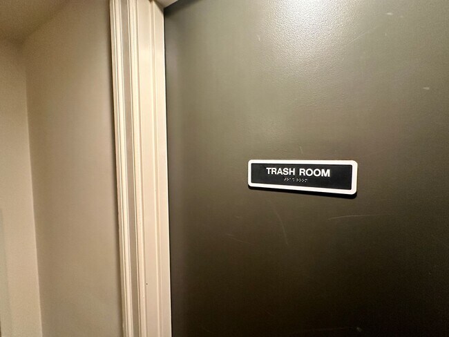 Building Photo - FREE RENT! Fantastic 1 Bed with Den/Office/Additional Sleeping area! Conveniently located near Du...